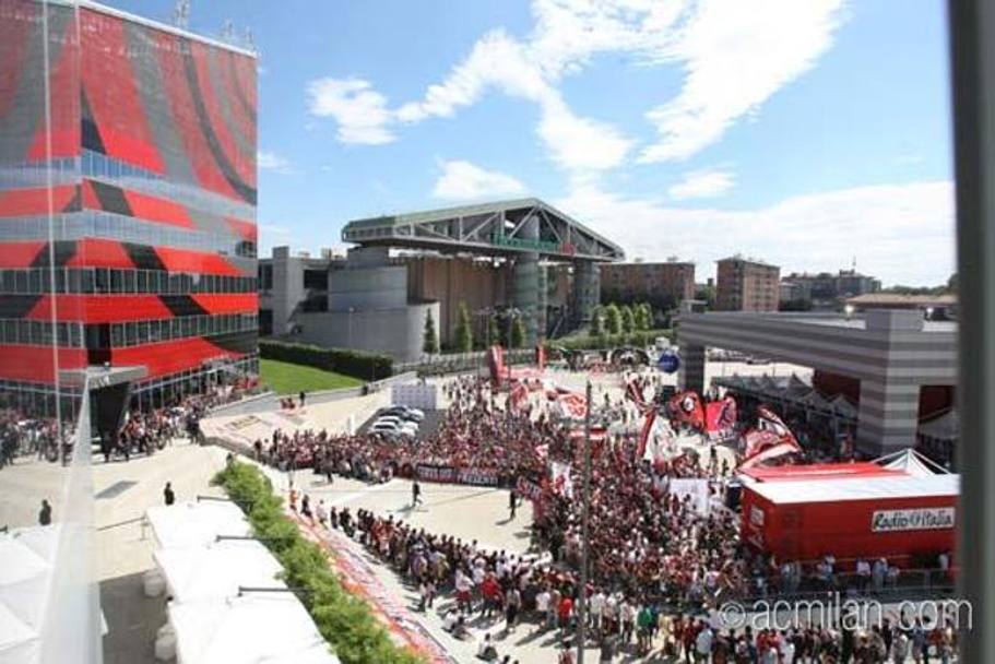 L&#39;entusiasmo dei tifosi del Milan davanti alla sede rossonera Casa Milan a Milano in occasione della presentazione ufficiale del club. (acmilan.it)